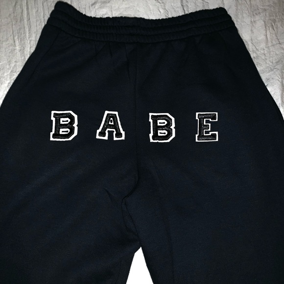 BABE patch cropped sweatshirt and sweatpants set - Picture 5 of 6